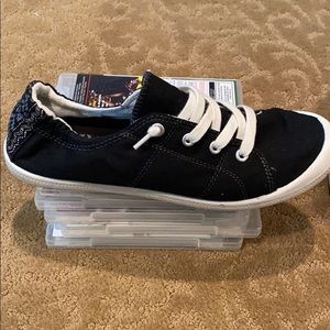 Casual slip on sneaker.